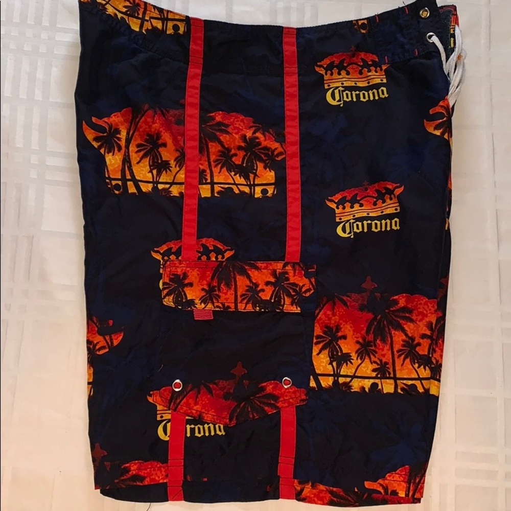 Corona board shorts. Size 36. Velcro and tie
MS14